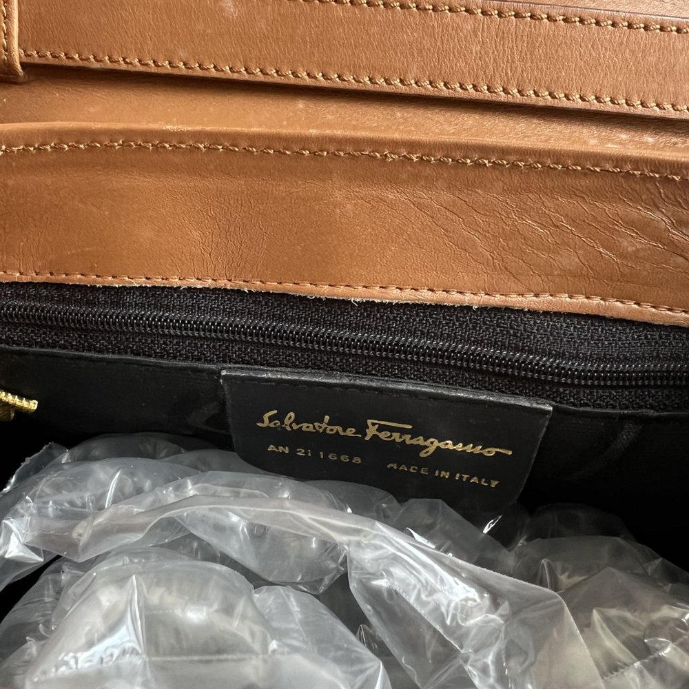 Classic Ferragamo Leather Handbag with Shoulder Strap - Picture 6 of 7
